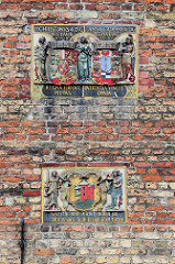 Alte Wappen - Flensburger Wappen + Wappen von König Christian IV und Königin Anna Katharina  - am Kompagnietor an der Schiffbrücke in Flensburg - errichtet 1602, Baumeister Dirick Lindingk.