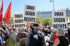 Ostermarsch 2019 - Demo für Abrüstung in Hamburg; Plakate Omas gegen rechts.