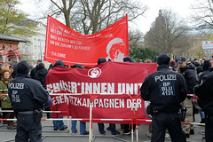 Demo gegen rechte Kundgebung in Hamburg - Hamburger Bündnis gegen Rechts  - Transparente und Protestschilder hinter der Absperrung am Dammtor.