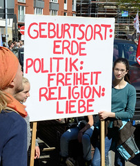 Ostermarsch 2019 - Demo für Abrüstung in Hamburg. Handgemaltes Plakat - Geburtsort: Erde; Politik: Freiheit; Religion: Liebe.