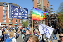 Ostermarsch 2019 - Demo für Abrüstung in Hamburg. Regenbogenfahne PEACE und Bundeswehr abschaffen - Frieden schaffen ohne Waffen.
