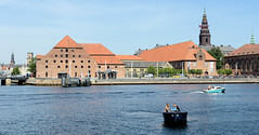 Blick über den Hafen von Kopenhagen auf die 1618 errichteten Brauereigebäude am Frederiksholm Kanal. Das historische Gebäude wird heute als Steinskupturen-Museum / Kongernes Lapidarium genutzt.