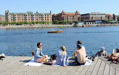 Holzsteg - Badesteg am Hafenrand von Kopenhagen - am gegenüberliegende Ufer liegt eine Badeanstalt und Wohnblocks in der Straße Islands Brygge.
