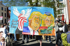 Ostermarsch 2019 - Demo für Abrüstung in Hamburg. Handgemaltes Transparent mit Trumph und der Uschi - Hinweis auf Rheinmetall + Halliburton - Niemand braucht Kriege.