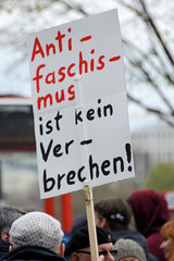 Demo gegen rechte Kundgebung in Hamburg - Hamburger Bündnis gegen Rechts - Prostestschild, Antifaschismus ist kein Verbrechen.