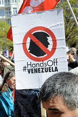 Ostermarsch 2019 - Demo für Abrüstung in Hamburg. Plakat mit Silhouette Trumph - HandsOff Venezuela.