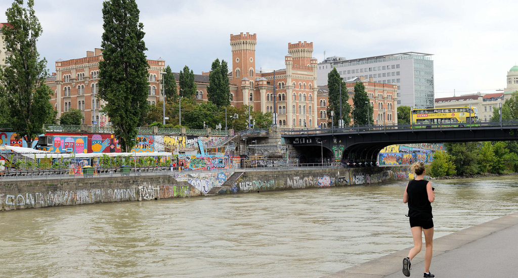 Stadt und Land Fotos: Foto „Blick über den Wiener Donaukanal zu den