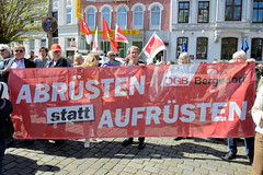 Ostermarsch 2019 - Demo für Abrüstung in Hamburg. Rotes Transparent vom DGB Bergedorf, Abrüsten statt Aufrüsten.