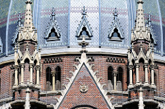Detailbilder der Architektur Wiens - Kirche Maria vom Siege in Wien - 1875 nach Entwürfen des Architekten Friedrich von Schmidt errichtet. Die ehm. römisch-katholische Pfarrkirche wurde 2015 der koptisch-orthodoxen Kirche geschenkt.