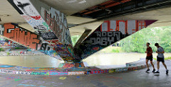 Brückenträger mit Graffiti versehen - Rossauer Brücke über den Wiener Donaukanal.