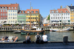Blick über den 1673 fertig gestellten Kanal Nyhavn im Zentrum von Kopenhagen - Museumsschiffe erinnern an den ehemaligen Handelshafen der jetzt mit den farbenfrohen Giebelhäusern aus dem 18. und 19. Jahrhundert als Sehenswürdigkeit der Stadt gilt.
