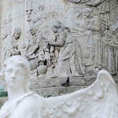 Detailbilder der Architektur Wiens - Reliefsäule mit Engel, Karlskirche.