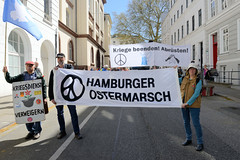 Ostermarsch 2019 - Demo für Abrüstung in Hamburg. Demonstrationsspitze mit Transparenten.