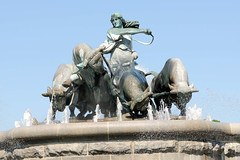 Bronzeskulpturen am Gefion Brunnen in Kopenhagen; der Springbrunnen wird als Wunschbrunnen genutzt und zeigt Gefion, die Asenjungfrau aus der germanischen Mythologie und ihre zu Stieren verwandelten Söhne, welche mit einem Pflug eine Furche zwischen