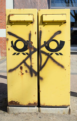 Bilder aus dem Hamburger Stadtteil Billbrook - Doppelbriefkästen aus Metall am Straßenrand der Berzeliusstraße.