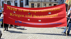 Ostermarsch 2019 - Demo für Abrüstung in Hamburg. Rotes Transparent mit der Aufschrift - Nein zu den imperialistischen Kriegen und Besatzungen.