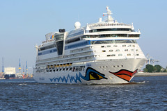 Das Kreuzfahrtschiff AidaLuna verlässt die Hansestadt Hamburg.