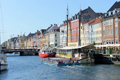 Blick über den 1673 fertig gestellten Kanal Nyhavn im Zentrum von Kopenhagen - Museumsschiffe erinnern an den ehemaligen Handelshafen der jetzt mit den farbenfrohen Giebelhäusern aus dem 18. und 19. Jahrhundert als Sehenswürdigkeit der Stadt gilt.