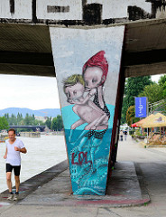 Graffiti am Brückenträger der Salztorbrücke am Ufer des Wiener Donaukanal.