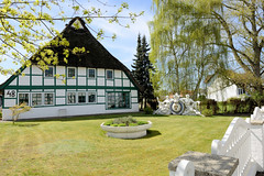 Reetgedecktes Fachwerkhaus mit sorgfältig gepflegten Rasen am Billwerder Billdeich im Hamburger Stadtteil Billwerder.