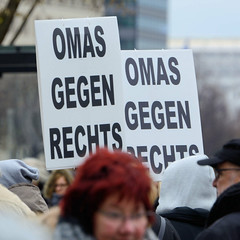 Demo gegen rechte Kundgebung in Hamburg - Hamburger Bündnis gegen Rechts - Schilder, Omas gegen rechts.