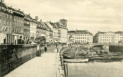 Altes Bild vom Fischmarkt am Gammel Strand in Kopenhagen - Holzfischerboote liegen am Kai.