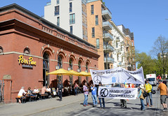 Ostermarsch 2019 - Demo für Abrüstung in Hamburg. Spitze vom Demonstrationszu in der Langen Reihe in Hamburg St. Georg am Restaurant Peter Pane - ehem. Turnhalle.