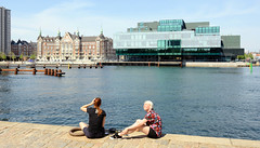 Blick über den Hafen und die Promenade am Hafenufer zu historischen und modernen Architektur von Kopenhagen.