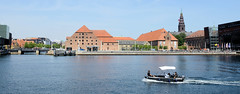 Blick über den Hafen von Kopenhagen auf die 1618 errichteten Brauereigebäude am Frederiksholm Kanal. Das historische Gebäude wird heute als Steinskupturen-Museum / Kongernes Lapidarium genutzt.