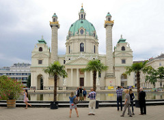 Die Wiener Karlskirche ist eine römisch-katholische Kirche, die 1739 fertiggestellt wurde. Die barocke Kirche wurde von  Kaiser Karl VI. um 1713 geplant und von dem Architekten  Johann Bernhard Fischer von Erlach entworfen wurde.