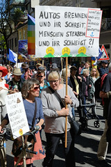 Ostermarsch 2019 - Demo für Abrüstung in Hamburg. Plakat mit der Aufschrift: Autos brennen und ihr schreit - Menschen sterben und ihr schweigt ?!.