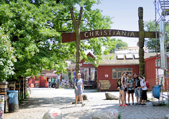 Eingang zur Freistadt Christiania, alternative Wohnsiedlung in Kopenhagen. Das Gebiet von Christiania besteht aus ehemaligen Kasernen, die 1971 besetzt wurden. Christiania ist bekannt für die sogenannte Pusher Street (‚Dealer-Straße‘).