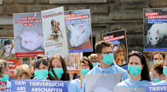 Internationaler Tag zur Abschaffung der Tierversuche - Silent Cube am 27.04.19, Hamburger Rathausmarkt.