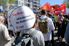 Ostermarsch 2019 - Demo für Abrüstung in Hamburg. Schild vom ican mit der Aufforderung: Frau Merkel, unterzeichnen Sie das Atomwaffenverbot!!!