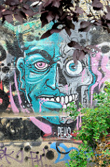 Graffiti an den Kaimauern des Donaukanals in Wien.