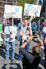 Ostermarsch 2019 - Demo für Abrüstung in Hamburg. Handgemalte Plakate - Friedenstaube, Frieden jetzt.