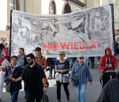 Ostermarsch 2019 - Demo für Abrüstung in Hamburg. Transparent mit dem Picasso-Motiv Guernica und der Aufschrift NIE WIEDER.