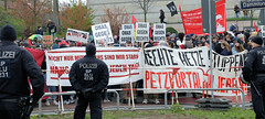 Demo gegen rechte Kundgebung in Hamburg - Hamburger Bündnis gegen Rechts - Transparente und Protestschilder hinter der Absperrung am Dammtor.