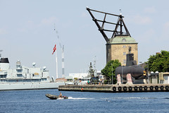 Denkmalgeschützter Hafenkran in Kopenhagen, errichtet 1742 - er diente zum Aufstellen von Schiffsmasten.