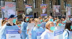 Internationaler Tag zur Abschaffung der Tierversuche - Silent Cube am 27.04.19, Hamburger Rathausmarkt.