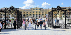 Blick auf den Eingang vom Schloss Schönbrunn in Wien - die Schlossanlage wurde in seiner heutigen Form im 18. Jahrhundert als Sommerresidenz für Kaiserin  Maria Theresia errichtet. Das Schloss Schönbrunn und der etwa 160 ha große Park sind seit 1996