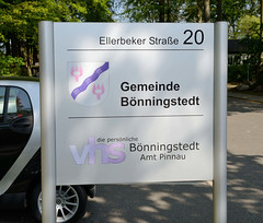 Fotos aus der Gemeinde Bönnigstedt - Kreis Pinneberg - Metropolregion Hamburg. Schild am Bönningstedter Amtswald -  altes Amtsgebäude, Gemeinde + VHS Bönningstedt, Amt Pinnau.
