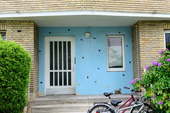 Fotos aus dem Hamburger Stadtteil Borgfelde - Bezirk Hamburg Mitte. Architektur der 1960er Jahre - Hauseingang mit blauen Mosaiksteine im Ausschlägerweg.