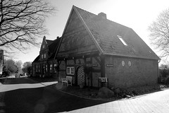 Bilder aus Wöhrden, Gemeinde im Kreis Dithmarschen - Metropolregion Hamburg. Historische Bebauung im Ortskern, im Vordergrund das denkmalgeschützte sogen. Materialienhaus.