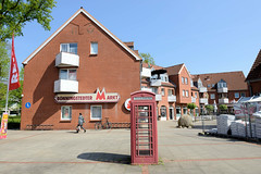 Fotos aus der Gemeinde Bönnigstedt - Kreis Pinneberg - Metropolregion Hamburg. Moderne Kleinstadtarchitektur der 1980er Jahre - Wohnhäuser / Geschäftshäuser am Bönningstedter Markt.