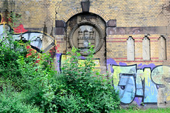 Fotos aus dem Hamburger Stadtteil Borgfelde - Bezirk Hamburg Mitte. Eisenbahnbrücke mit gelben Ziegelsteinen Hamburg Wappen sowie großflächiges Graffiti am Anckelmannsplatz.