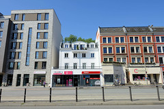 Bilder aus dem Hamburger Stadtteil Hoheluft West, Bezirk Hamburg Eimsbüttel. Historische Gründerzeitarchitektur steht neben modernen Wohnblocks an der Hoheluftchaussee.
