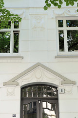 Bilder aus dem Hamburger Stadtteil Hoheluft Ost - Bezirk Hamburg Nord. Hauseingang mit Reliefportal in der Husumer Straße - denkmalschütztes Etagenhaus, errichtet 1909 - Architekt Heinrich Mandix.