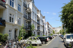 Bilder aus dem Hamburger Stadtteil Hoheluft West, Bezirk Hamburg Eimsbüttel. Blick in die Gneisenaustraße im Hamburger Generalsviertel - Autos sind auf beiden Staßenseiten dicht geparkt - es herrscht Parkplatznot.