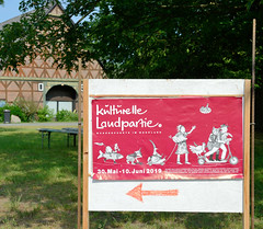 Fotos vom Dorf Breese im Bruche - Gemeinde Jameln, Landkreis Lüchow-Dannenberg / Metropolregion Hamburg; Schild, Plakat - Veranstaltungshinweis Kulturelle Landpartie.